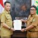 Wahyudi Adisiswanto menerima SK perpanjangan masa jabatan sebagai Pj Bupati Pidie yang diserahkan oleh Pj Gubernur Aceh Achmad Marzuki di Banda Aceh, Selasa, 18 Juli 2023