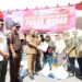 Pj Bupati Aceh Besar Muhammad Iswanto bersama Kajari Aceh Besar Basril G SH MH menyerahkan secara simbolis belanjaan warga di pasar murah yang digelar Pemkab Aceh Besar bekerja sama dengan Kejari setempat, di Kota Jantho Selasa (18/7)