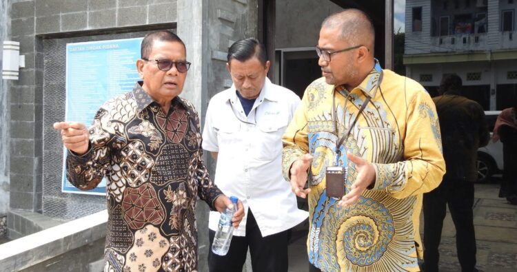 Anggota Komisi VII DPR RI asal Aceh Anwar Idris, meminta SKK segera keluar dari Aceh, usai memberikan kuliah umum di kantor YARA, di Banda Aceh, Selasa (18/7)