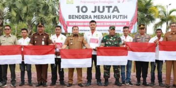 Pj Bupati Aceh Besar Muhammad Iswanto bersama Kajari Aceh Besar Basril G SH MH melakukan pencanangan 10 juta Bendera Merah Putih di halaman Kantor Bupati Aceh Besar, Senin (24/7)