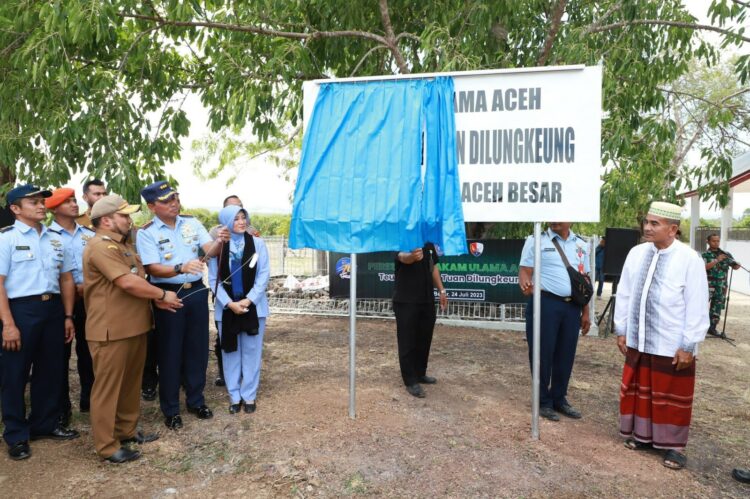 Pj Bupati Aceh Besar Muhammad Iswanto bersama Danlanud SIM Kolonel Pnb Yoyon Kuscahyono membuka kain selubung peresmian Makam Ulama Aceh Teungku Syeh Tuan Dilungkeung, Blang Bintang, Senin (24/7)