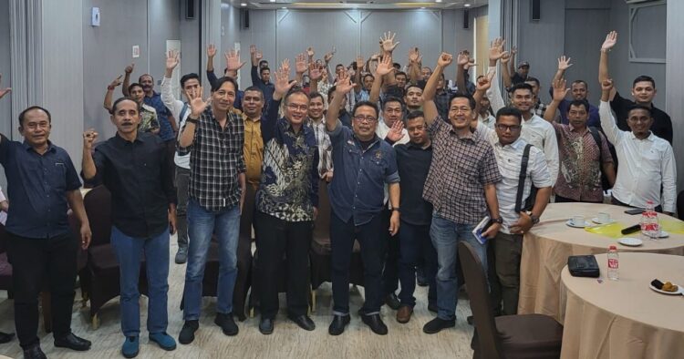 Kadis Kominsa Aceh diwakili Kabid Pengelolaan Informasi Publik Alfajrian AB foto bersama dengan pengurus PWI Aceh, tim penguji, panitia, peserta pada penutupan UKW ke-16 Tahun 2023 di Grand Nanggroe Hotel, Banda Aceh, 27 Juli 2023