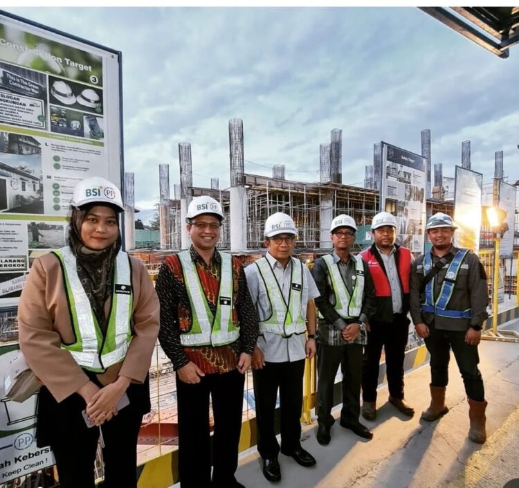 Kunjungan Muliaman D. Hadad (Komisaris Utama) BSI saat meninjau progres pembangunan Landmark BSI Aceh, Kamis (27/7)