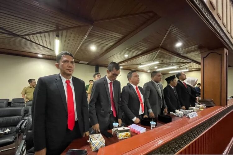 7 Komisioner KIP Aceh periode 2023-2028, dilantil di Meuligoe Gubernur, Jum’at sore (4/8/2023)