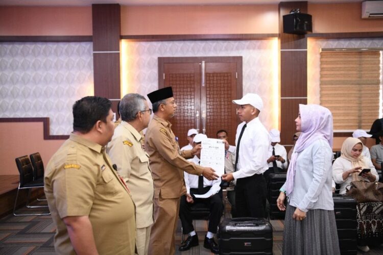 Asisten Administrasi Umum Sekda Aceh Dr Iskandar AP SSos MSi mewakili Pj Gubernur Aceh melepas keberangkatan 23 Calon Praja IPDN asal Aceh, di Aula Badan Kepegawaian Aceh, Senin (7/8)