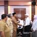 Asisten Administrasi Umum Sekda Aceh Dr Iskandar AP SSos MSi mewakili Pj Gubernur Aceh melepas keberangkatan 23 Calon Praja IPDN asal Aceh, di Aula Badan Kepegawaian Aceh, Senin (7/8)