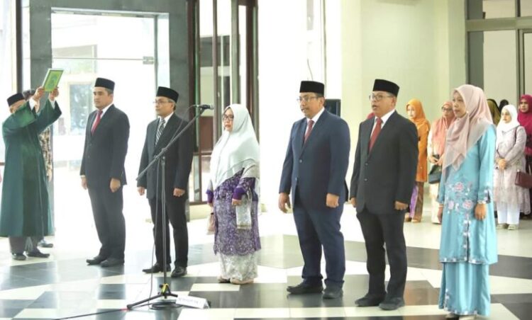 Rektor USK Prof Dr Ir Marwan, Selasa (8/8) melantik 6 pejabat baru di lingkungan kampus, di antaranya Dr T Meldi Kesuma SE MM sebagai Sekretaris Universitas Syiah Kuala