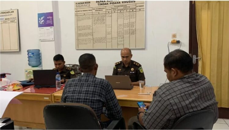 Mantan Keuchik Kuala Seumayam, Kecamatan Darul Makmur, Nagan Raya, berinisial GT (40) ditangkap jaksa terkait dugaan korupsi dana desa Rp 2,1 miliar