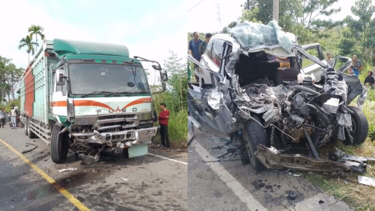 5 orang meninggal dunia dalam kecelakaan lalu lintas maut truk Fuso bertabrakan dengan mobil Avanza di Km 38 Jalan Bireuen - Tekengon, Kampung Negeri Antara, Kecamatan Pintu Rime Gayo, Bener Meriah, Selasa (15/8)