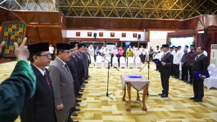 Pj Gubernur Aceh Achmad Marzuki melantik 11 Pejabat Pimpinan Tinggi Pratama atau Eselon II di lingkungan Pemerintah Aceh, di Anjong Mon Mata Banda Aceh, Rabu sore (16/8)
