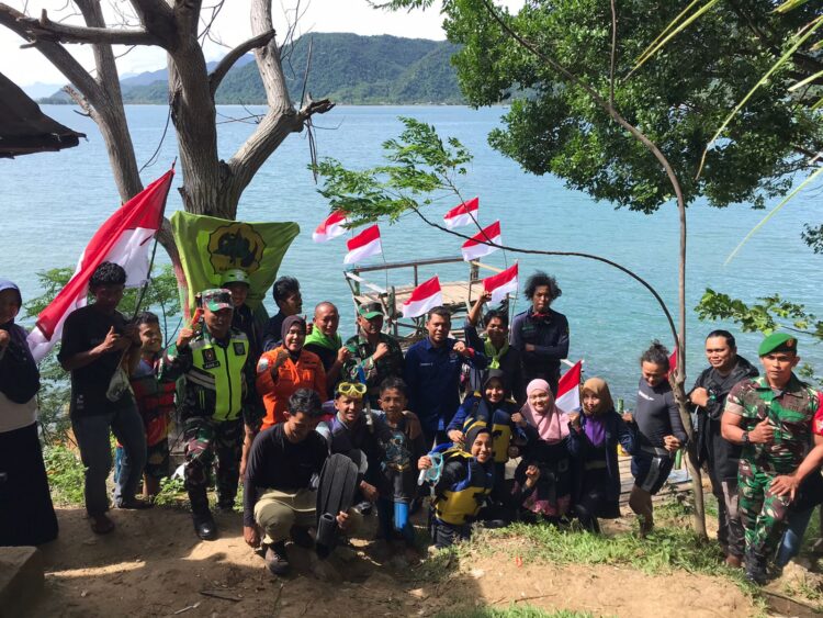 Mahasiswa pecinta alam yang tergabung dalam Gainpala UIN Ar-Raniry menggelar aksi pembentangan dan pengibaran bendera Merah Putih di bawah laut kawasan Ujung Pancu, Kecamatan Peukan Bada, Aceh Besar, Rabu (16/8)