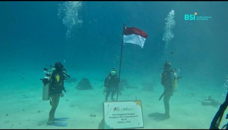 Bank Syariah Indonesia Region Aceh mengibarkan sang saka Merah Putih di dasar laut Pulau Rubiah, Kota Sabang, Provinsi Aceh, Kamis (17/8)
