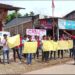 Ratusan masyarakat Kluet Tengah Menggamat, Aceh Selatan menggelar aksi demo di depan Kantor Camat Kluet Tengah, Kamis (17/8). Mereka menuntut Pemerintah Aceh mencabut Izin PT BMU yang beroperasi di Desa Simpang Tiga, Kecamatan Kluet Tengah