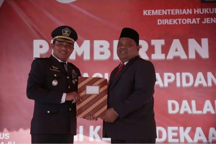 Sekda Aceh Besar Sulaimi menyerahkan remisi kepada Plt Kepala Rutan Kelas IIB Jantho Muhammad Nasir SH MH di Jantho, Kamis (17/8)