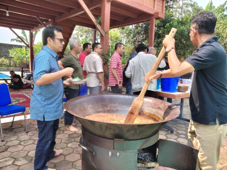 Wamen Kominfo Nezar Patria menghadiro acara peusijuek dan silaturahmi komunitas SKA di vila Liana, Caringin, Bogor, Ahad, 20 Agustus 2023