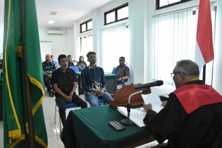 Bacaleg DPRK Banda Aceh dari Partai Demokrat mengikuti sidang perubahan nama yang digelar PN Banda Aceh di Kantor KIP setempat, Rabu (23/8)