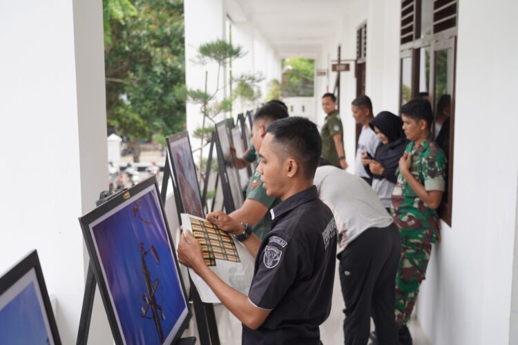 Pendam IM mempersiapkan pameran foto dalam rangka memeriahkan Expo Semarak Kemerdekaan RI ke-78 yang dilaksanakan di lapangan Blang Padang Banda Aceh pada 23-27 Agustus 2023