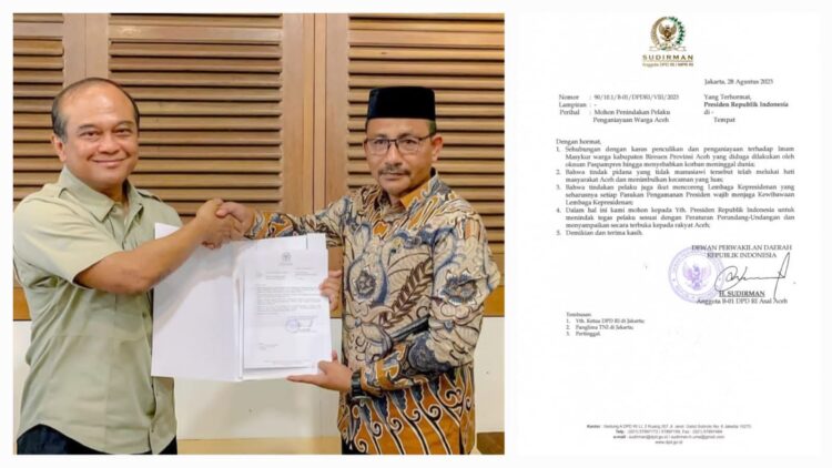 Anggota DPD RI asal Aceh H Sudirman atau akrab disapa Haji Uma menyerahkan surat kepada Presiden melalui, Sekretaris Anggota Dewan Pertimbangan Presiden (Wantimpres) RI, Ganjar Razuni, di Jakarta, Senin (28/8)