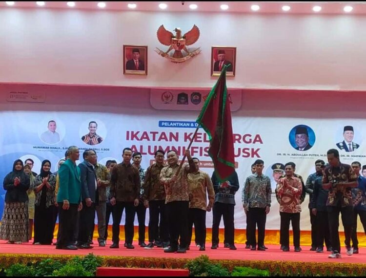 Pengurus Ikatan Keluarga Alumni (IKA) FISIP USK yang diketuai Munawar Khalil resmi dilantik Senin (28/8) di AAC Dayan Dawood, Banda Aceh