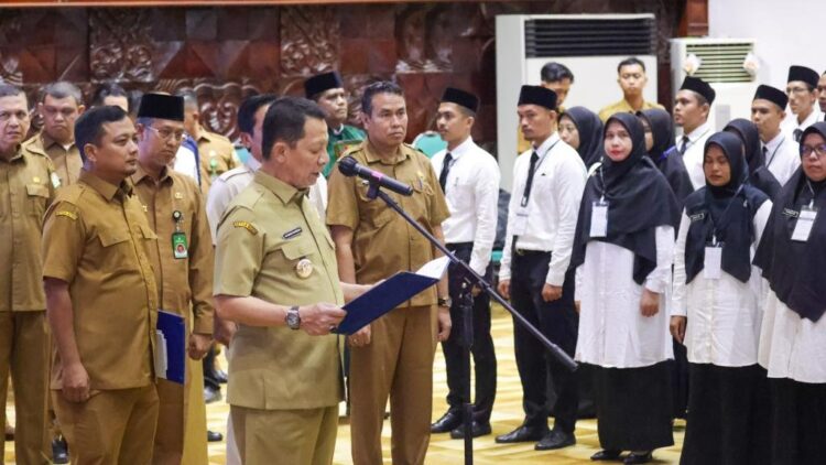 Pj Gubernur Aceh Achmad Marzuki melantik dan menyerahkan 3.247 SK PNS Jabatan Fungsional, PPPK Jabatan Fungsional Guru dan PPPK Tenaga Teknis Pemerintah Aceh, di Anjong Mon Mata Banda Aceh, Selasa (29/8)