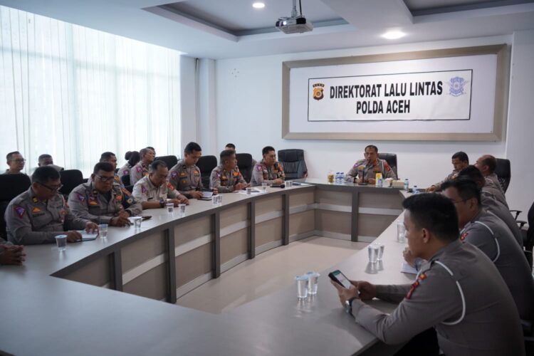 Dirlantas Polda Aceh Kombes Pol M Iqbal Alqudusy memimpin Anev perbandingan data laka dan Dakgar lalu lintas periode Juni—Juli 2023 yang digelar di Ditlantas Polda Aceh, di kawasan Lamteumen Banda Aceh, Rabu (2/8)