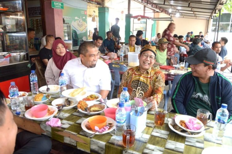 Pj Bupati Aceh Besar Muhammad Iswanto didampingi istri makan siang bersama Mendes PDTT Abdul Halim Iskandar di warung rakyat komplek Pelabuhan Ulee Lheue, Kecamatan Meuraxa, Banda Aceh, sebelum berangkat mengunjungi Pulo Aceh, Ahad (6/8/2023)