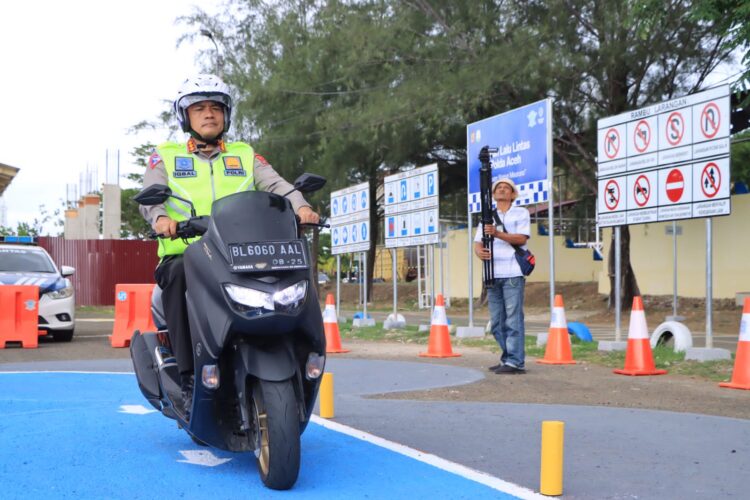 Ditlantas Polda Aceh meluncurkan lintasan baru ujian praktik SIM di kantor Satuan PJR Polda Aceh, Jeulingke, Banda Aceh, Senin (7/8)