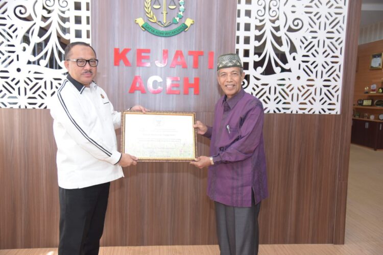 Kajati Aceh Bambang Bachtiar SH MH menerima penghargaan dari BWI Provinsi Aceh