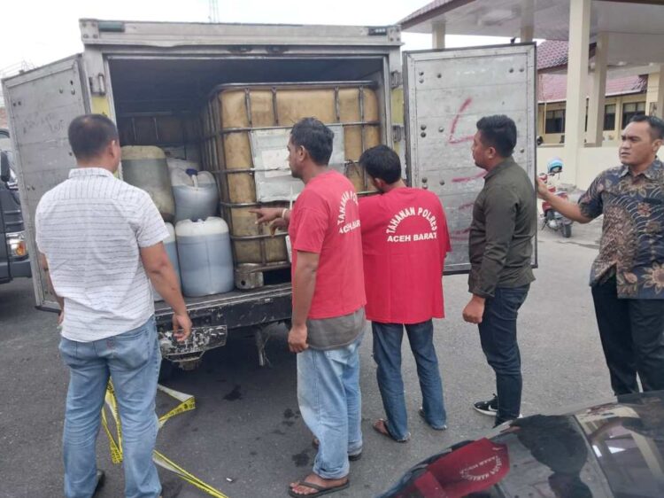 Petugas Polres Aceh Barat membekuk 2 orang pengangkut BBM ilegal, dan mengamankan 1,5 ton Solar bersubsidi serta satu unit mobil Mitsubishi Box jenis L-300