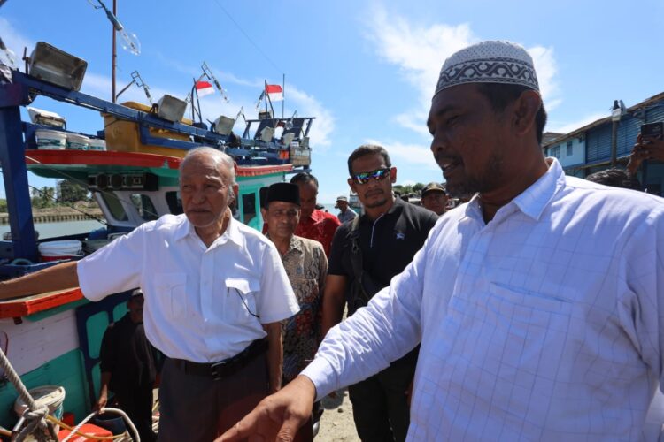 Wali Nanggroe Aceh Malik Mahmud Al Haytar saat meninjau langsung kapal nelayan di TPI Kuala Idi, Aceh Timur, Sabtu, 19 Agustus 2023
