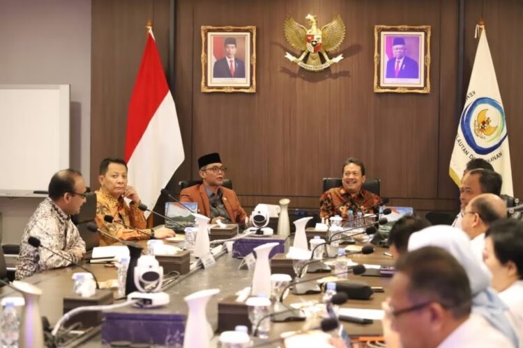 Pj Gubernur Aceh Achmad Marzuki, bersama Anggota DPR-RI TA Khalid dan Direktur Utama PT Pembangunan Aceh (Pema) Ali Mulyagusdin melakukan pertemuan dengan Menteri Kelautan dan Perikanan Wahyu Sakti Trenggono di Kantor KKP RI, Jakarta, Rabu (23/8)