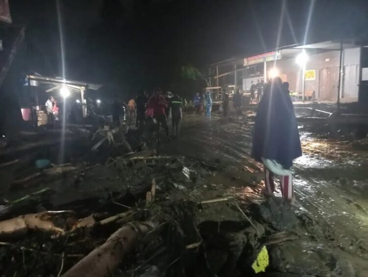 Banjir bandang menerjang Gampong Blang Meurandeh di Kecamatan Beutong Ateuh Banggalang, Kabupaten Nagan Raya, Senin malam (28/8)
