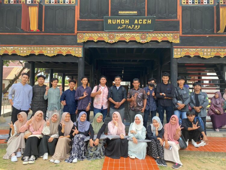 Mahasiswa Prodi SKI Fakultas Adab dan Humaniora UIN Ar-Raniry berkunjung ke Museum Aceh, Kamis, 31 Agustus 2023 untuk belajar tentang filologi