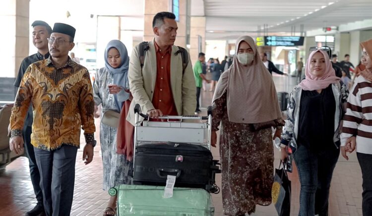 Fauziah, ibunda almarhum Imam Masykur disambut Anggota DPD RI Asal Aceh, Haji Uma saat tiba di Bandara Soekarno - Hatta Cengkareng, bersama tim penasehat hukum, Ahad (3/9)