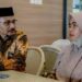 Fauziah (47), ibunda dari Imam Masykur (25) bersama Haji Uma di Jakarta