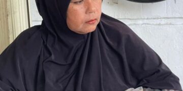 Fauziah (47), Ibunda almarhum Imam Masykur (25) bertemu dengan pelaku penculikan, penganiayaan, pemerasan dan pembunuh anaknya almarhum Imam Masykur, di Pomdam Jaya, Jakarta, Selasa (5/9)