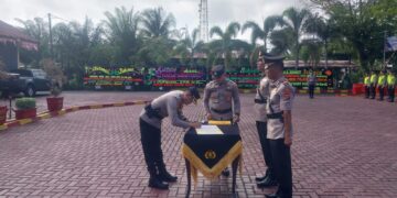 Kapolres Aceh Barat AKBP Andi Kirana memimpin upacara sertijab 9 perwira, Kamis (14/9) di halaman apel Mapolres setempat