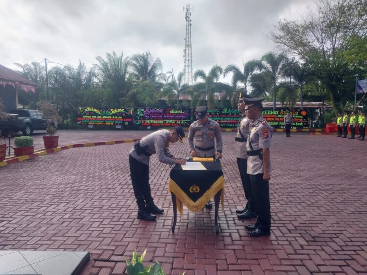 Kapolres Aceh Barat AKBP Andi Kirana memimpin upacara sertijab 9 perwira, Kamis (14/9) di halaman apel Mapolres setempat