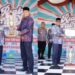 Kabid Pendidikan Madrasah Kanwil Kemenag Aceh Zulkifli menyerahkan Piala Bergilir kepada juara umum RIAB FAIR X