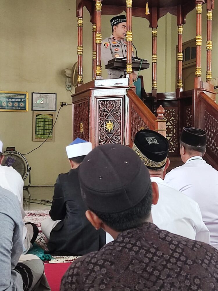Kapolsek Nibong Ipda Agus Maulizar menjasi khatib pelaksanaan Shalat Jum'at di Masjid Nurul Iman Gampong Wakeuh Kecamatan Nibong, Aceh Utara, Jum'at (22/9)