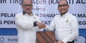 Kajati Aceh Bambang Bachtiar dan Direktur PT PEMA Ali Mulyagusdin, menandatangani Nota Kesepakatan dalam pelaksanaan penanganan masalah hukum di bidang Datun di Hotel Kyriad Muraya di Banda Aceh Senin, 25 September 2023