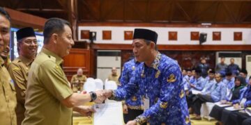 Pj Gubernur Aceh Achmad Marzuki menyerahkan194 SK Pensiun dan 3.166 SK kenaikan pangkat PNS Pemerintah Aceh dan Kabupaten/Kota se-Aceh, di Anjong Mon Mata, Meuligoe Gubernur Aceh, Selasa (26/9)