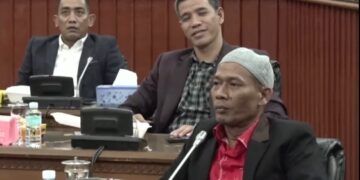 Zulfadli alias Abang Samalanga (kanan) yang disetujui dan ditetapkan sebagai Ketua DPRA sisa masa jabatan 2019-2024 turut menghadiri rapat paripurna usulan pergantian Ketua DPRA, Selasa malam (26/9)
