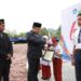 Pj Bupati Aceh Besar Muhammad Iswanto menyerahkan penghargaa kepada siswa peraih juara O2SN Aceh usai Upacara Hardikda ke-64 di halaman Kantor Bupati Aceh Besar, Senin (4/9)