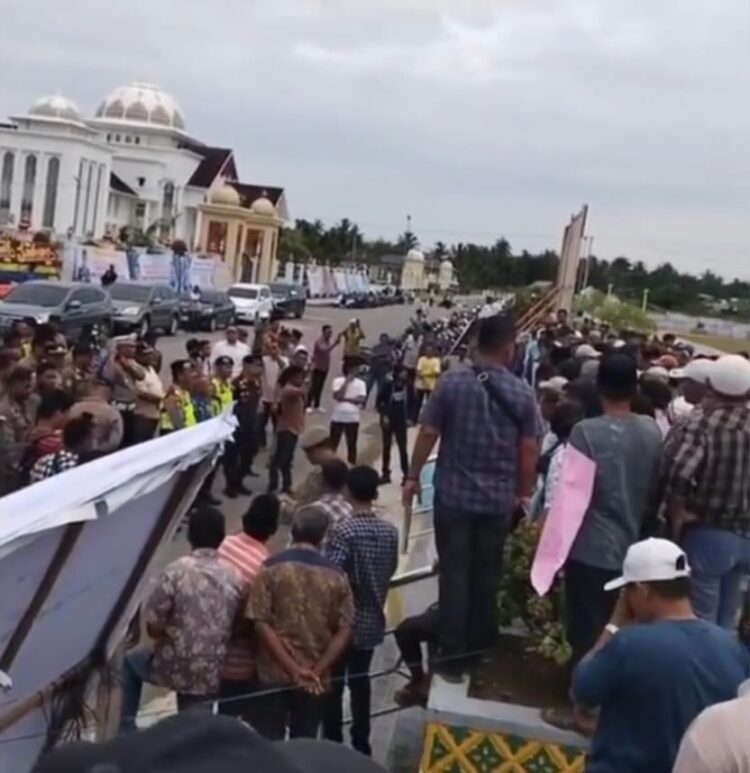 Ratusan petani di Aceh Utara tergabung didalam Aliansi Gerakan Petani Krueng Pase berdemonstrasi aksi di depan Kantor Bupati Aceh Utara di Landing, Kecamatan Lhoksukon, Senin (4/9/2023)