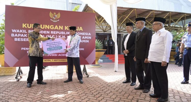 Disaksikan Wapres RI Ma’ruf Amin, CEO BSI Regional Aceh Wisnu Sunandar menyerahkan bantuan Rp 2 miliar kepada Rektor UIN Ar-Raniry Prof Dr Mujiburrahman untuk renovasi Masjid Fathun Qarib, Kamis (7/9)