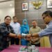 Kasat Reskrim Polresta Banda Aceh Kompol Fadillah Aditya Pratama menerima pengembalian uang sebesar Rp 258,5 juta terkait dugaan korupsi SPPD fiktif KKR Aceh, Kamis (7/9)