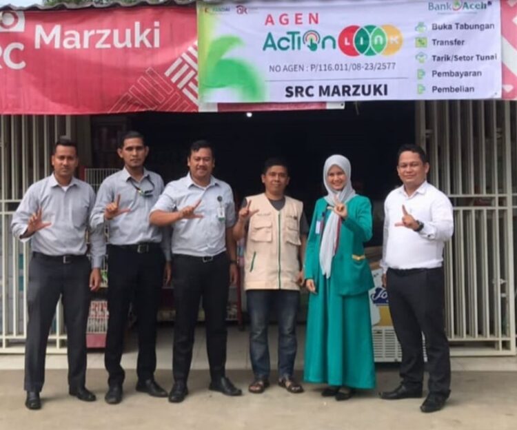 Agen ActionLink Bank Aceh Syariah Marzuki saat menerima kunjungan petugas Bank Aceh, di Jalan Bakoy - Gani, Desa Bakoy, Kecamatan Ingin Jaya, Aceh Besar. Marzuki merupakan salah satu agen yang telah menerima benefit menjadi agen laku pandai Bank Aceh, ActionLink