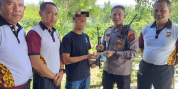 Kapolres Bener Meriah AKBP Nanang Indra Bakti menerima 1 pucuk senjata api rakitan laras panjang beserta tiga butir amunisi, yang diserahkan oleh warga