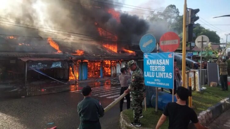 Belasan bangunan terbakar terdiri atas sembilan unit Ruko dan lima rumah serta warung di Simpang Kolok, Desa Air Dingin, Kecamatan Simeulue Timur, Simeulue, Kamis (5/10)